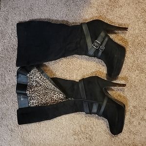 Sexy black boots w/ heel